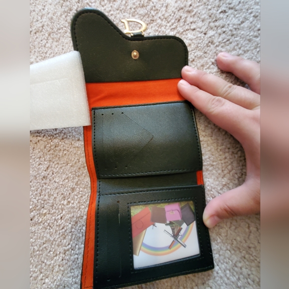 Faux croc leather letter d charm wallet - Picture 3 of 5